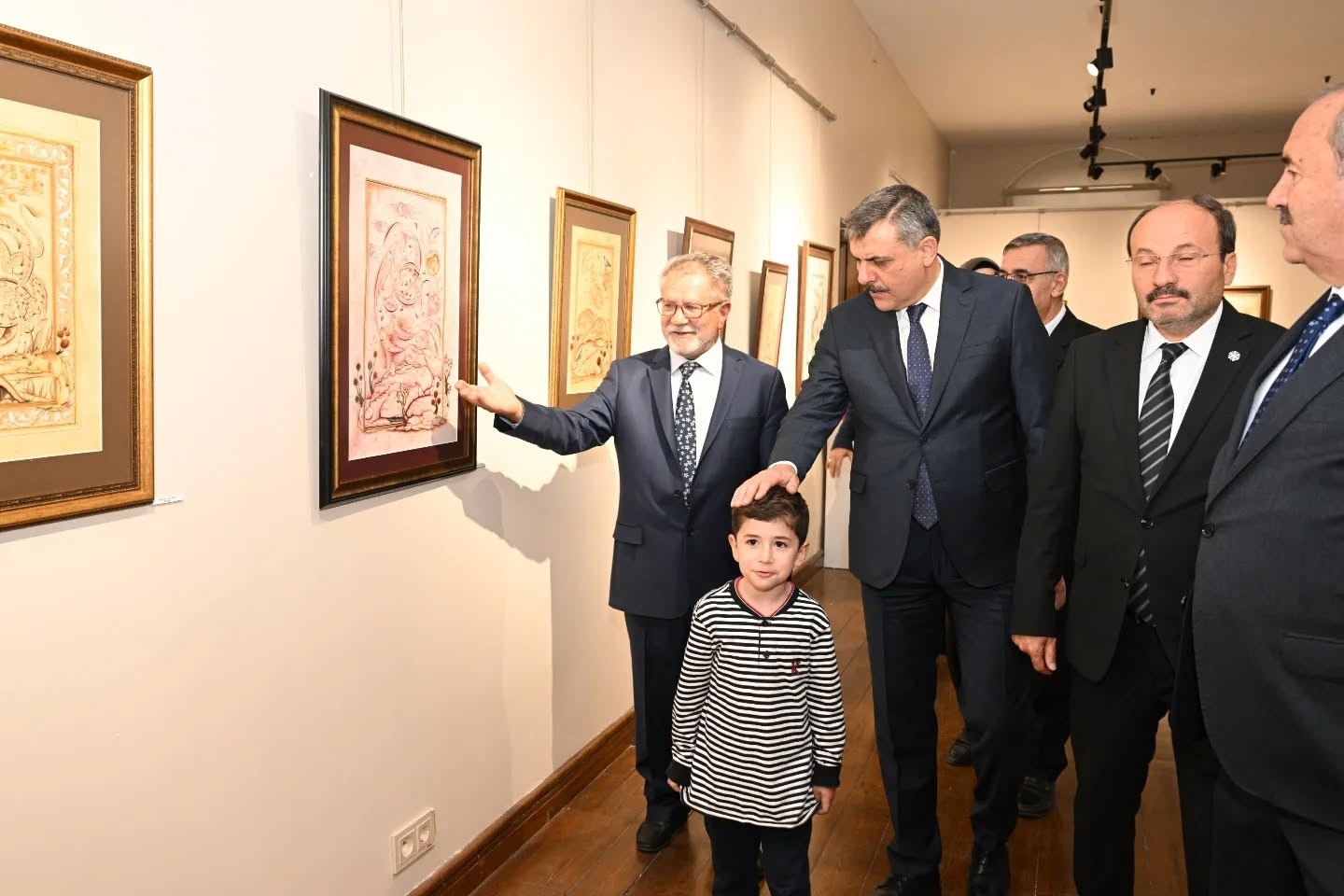 Vali &Ccedil;ift&ccedil;i, M&uuml;zehhip Sadrettin Er&rsquo;in kişisel sergisini gezdi
