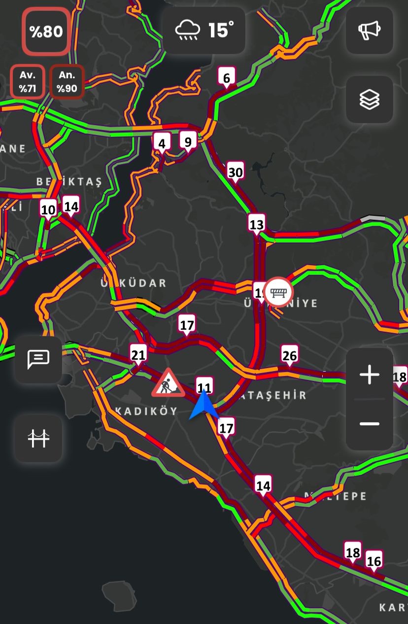 Sağanak yağış İstanbul trafiğini kilitledi
