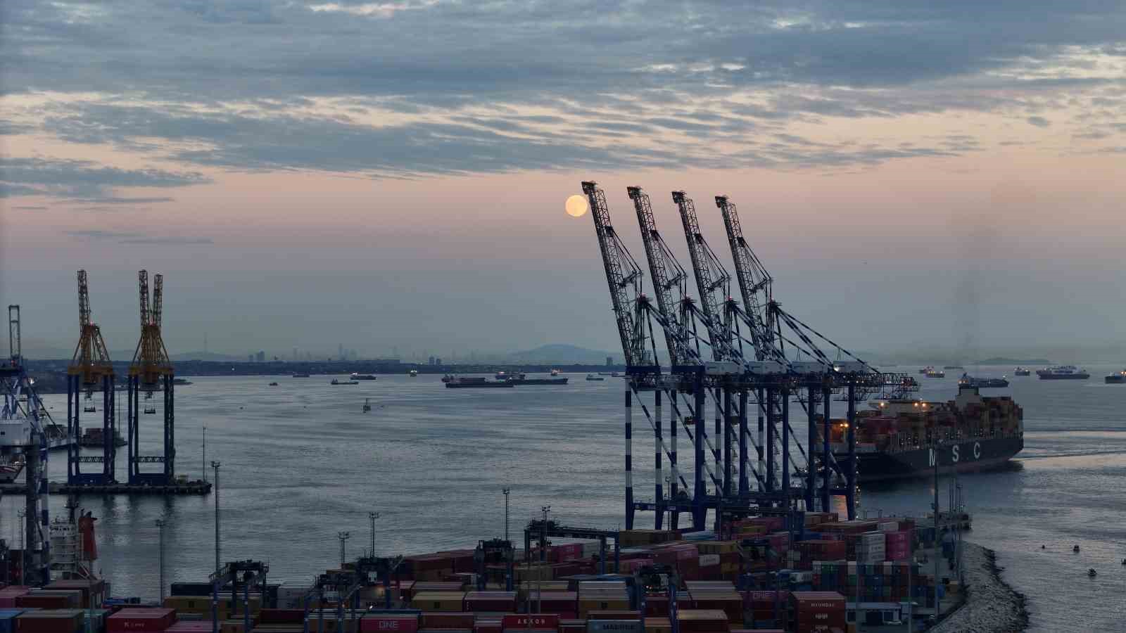 İstanbul&rsquo;da dolunay Ambarlı limanıyla görüntülendi