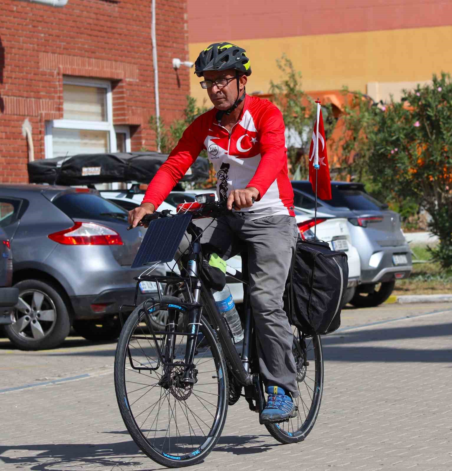 İzmirli gezgin &lsquo;Asrın Felaketi&rsquo;ne farkındalık i&ccedil;in pedal &ccedil;eviriyor
