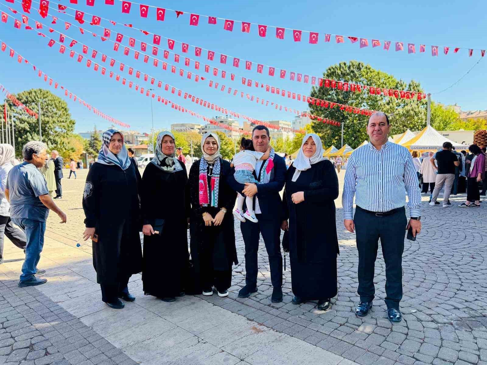 AK Parti Milletvekili Bozgeyik, "Gazze İçin Sessiz Çığlık" eylemine ailesiyle katıldı