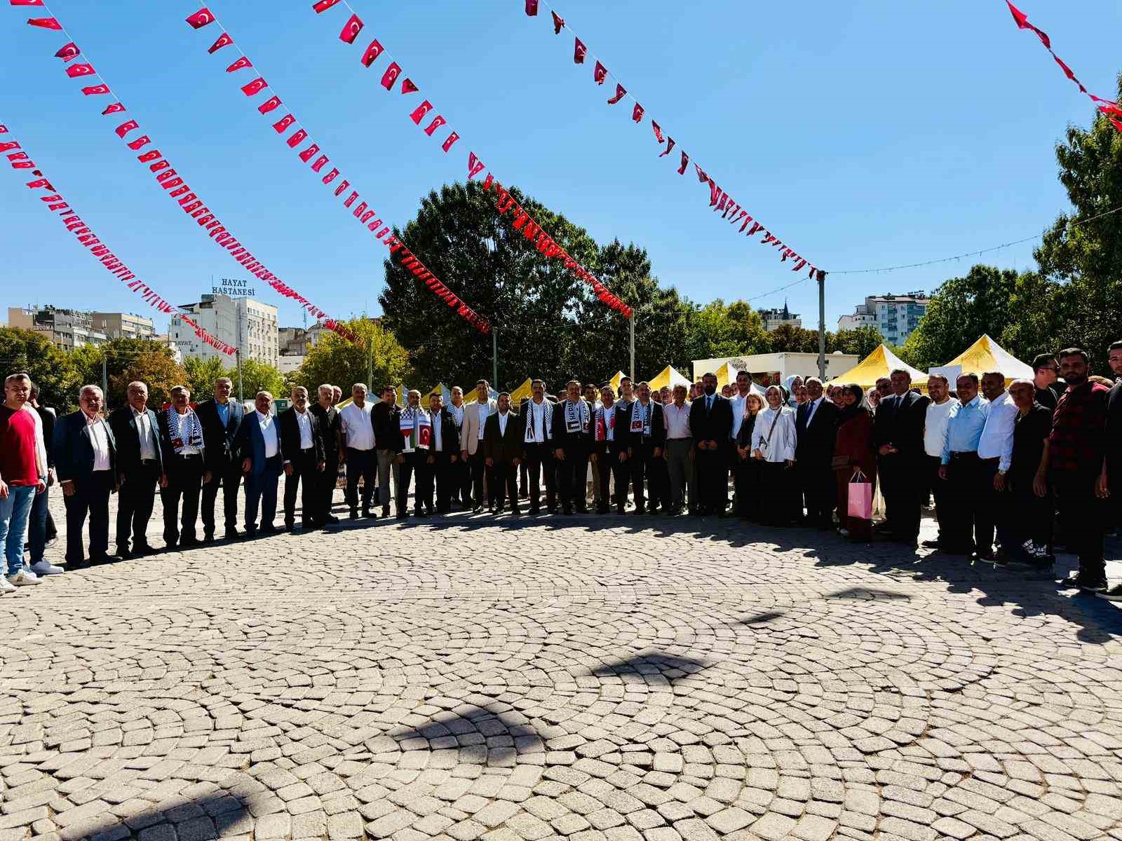 AK Parti Milletvekili Bozgeyik, "Gazze İ&ccedil;in Sessiz &Ccedil;ığlık" eylemine ailesiyle katıldı
