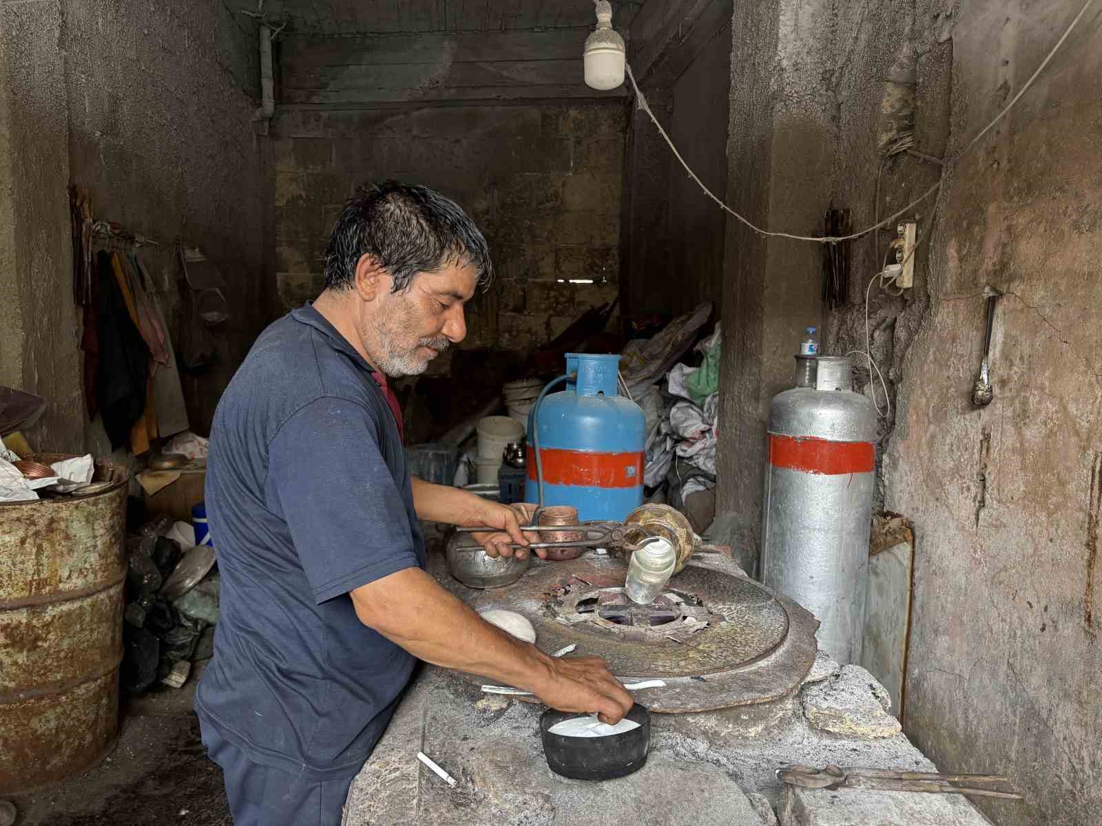 Bakır kalaycısı, 7 yaşında başladığı mesleğini 58 yıldır aşkla sürdürüyor