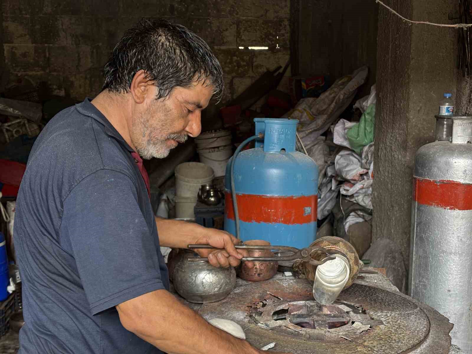 Bakır kalaycısı, 7 yaşında başladığı mesleğini 58 yıldır aşkla s&uuml;rd&uuml;r&uuml;yor
