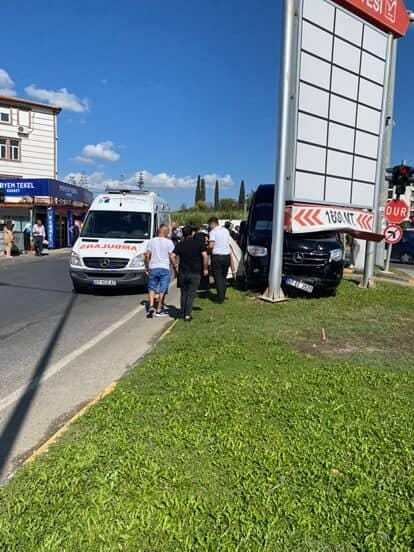 Tur minib&uuml;s&uuml; levhaya &ccedil;arptı, temizlik iş&ccedil;isi saniyelerle &ouml;l&uuml;mden d&ouml;nd&uuml;
