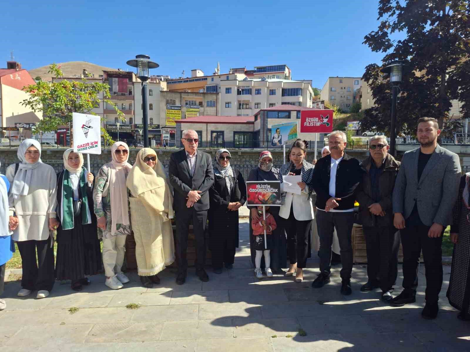 Bayburt&rsquo;ta &lsquo;Gazze i&ccedil;in Sessiz &Ccedil;ığlık&rsquo; etkinliğiyle İsrail protesto edildi
