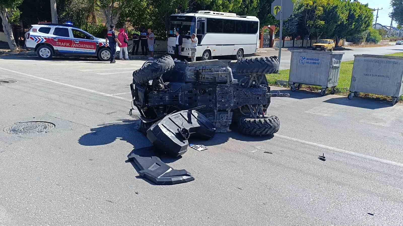Manavgat&rsquo;ta ATV ile hafif ticari ara&ccedil; &ccedil;arpıştı: 1 yaralı
