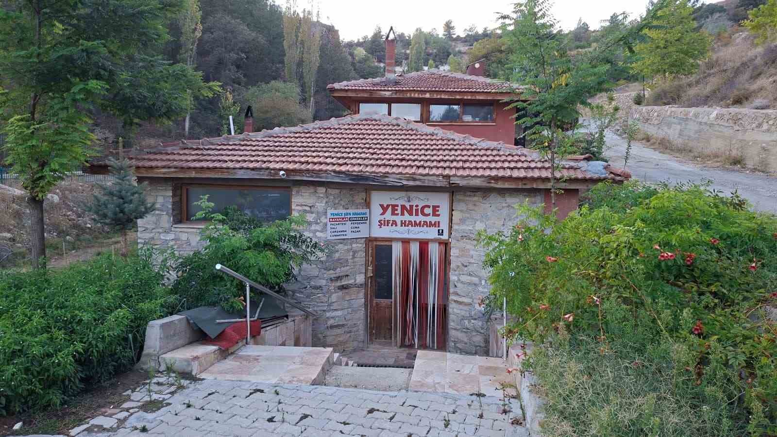 Emet Yenicek&ouml;y şifa hamamı havuzunda bulunan devasa kaya ile ilgi odağı
