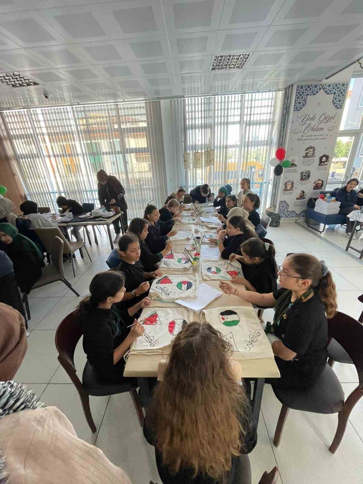 &Ouml;ğrencilerden Gazze&rsquo;ye destek: "Filistin" i&ccedil;in tek y&uuml;rek oldular
