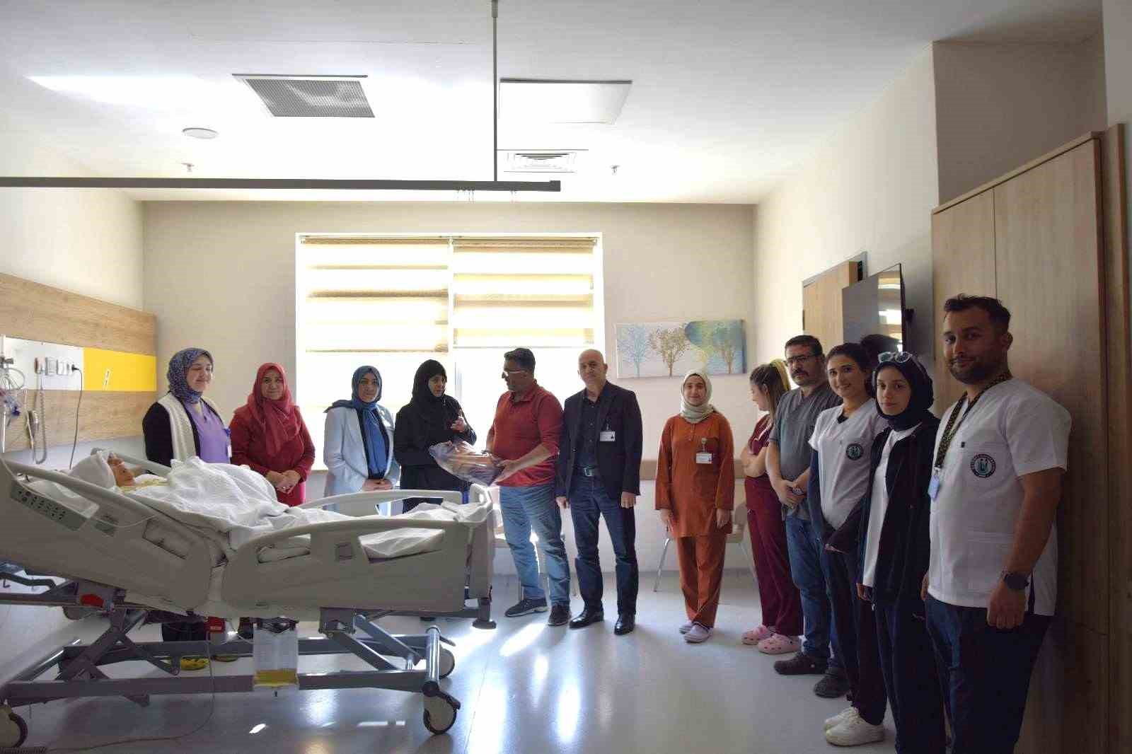 Palyatif servisinde tedavi gören yaşlı hastalara moral ziyareti