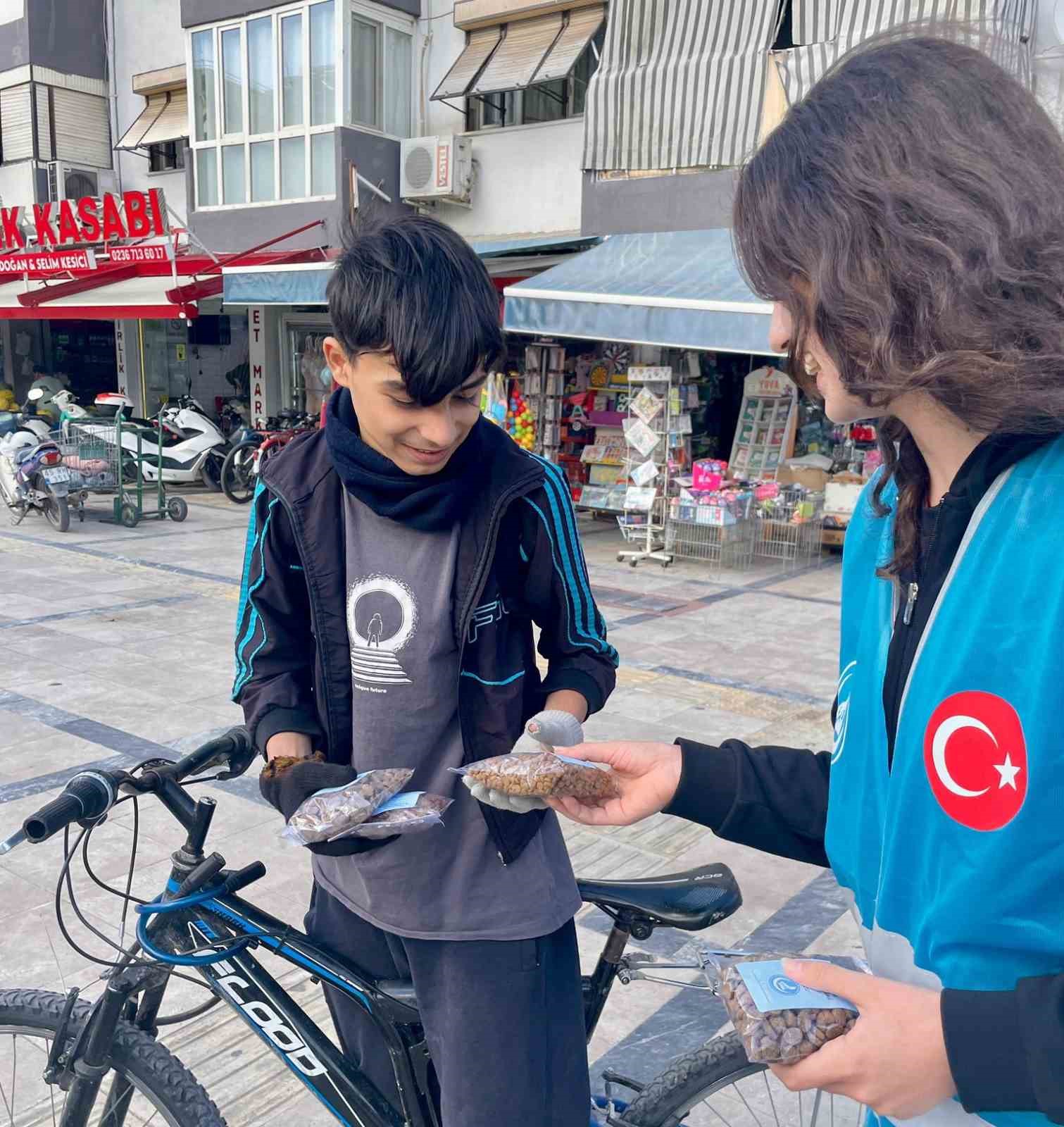 Salihli&rsquo;de &Uuml;lk&uuml; Ocakları&rsquo;ndan &rsquo;Can Dostlara&rsquo; mama desteği
