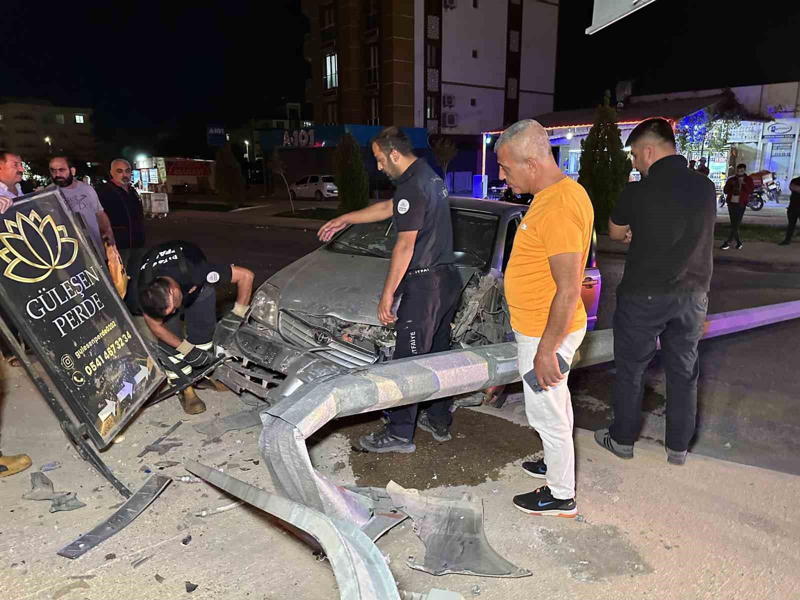 Alkollü sürücü aydınlatma direğini devirip refüje çıktı