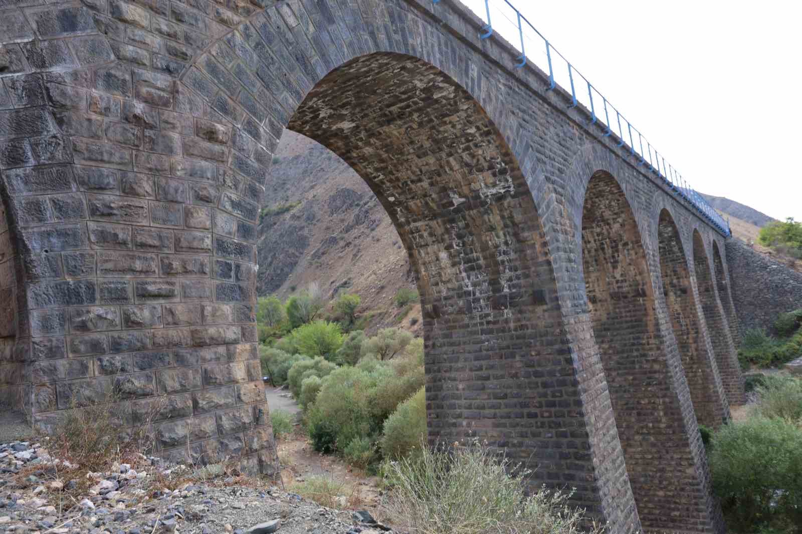 Palu&rsquo;da 100 metrelik alanda 4 tarihi k&ouml;pr&uuml;
