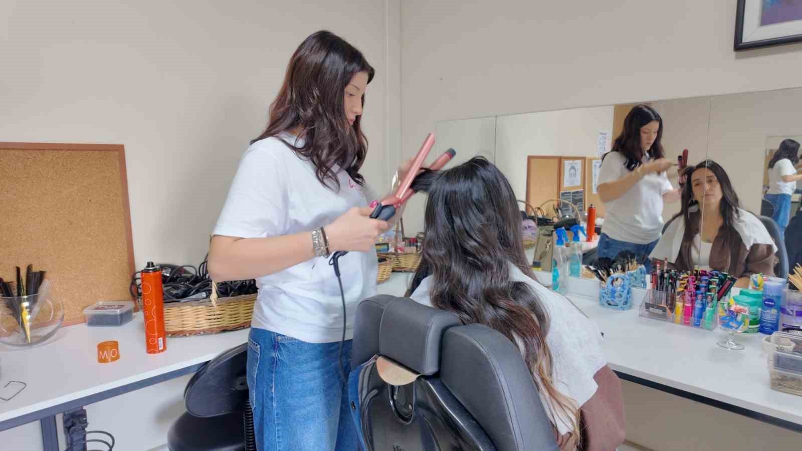 En özel kuaförler yeteneklerini anneleriyle paylaştı
