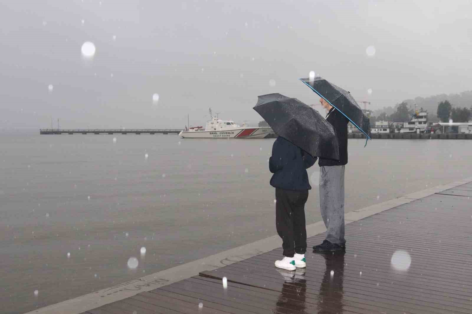 İzmir&rsquo;de sağanak yağış: en &ccedil;ok etkilenen kuzey il&ccedil;eleri
