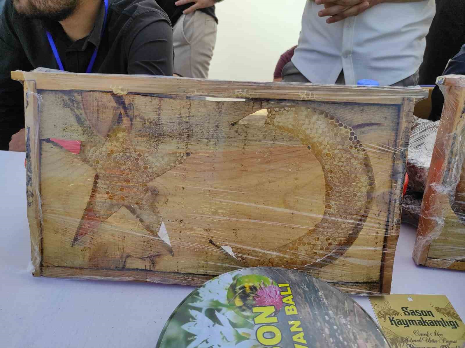 Sason’da ’ay yıldızlı’ arı kovanları yoğun ilgi görüyor