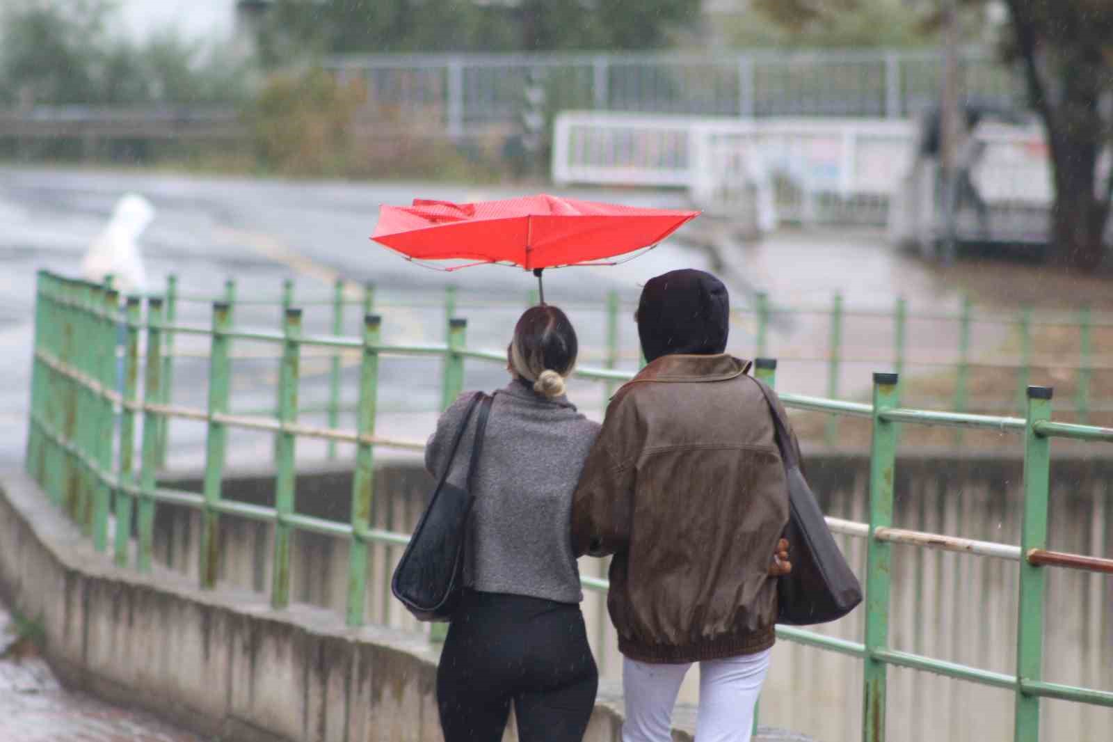 Tekirdağ&rsquo;da şiddetli yağış hayatı olumsuz etkiliyor
