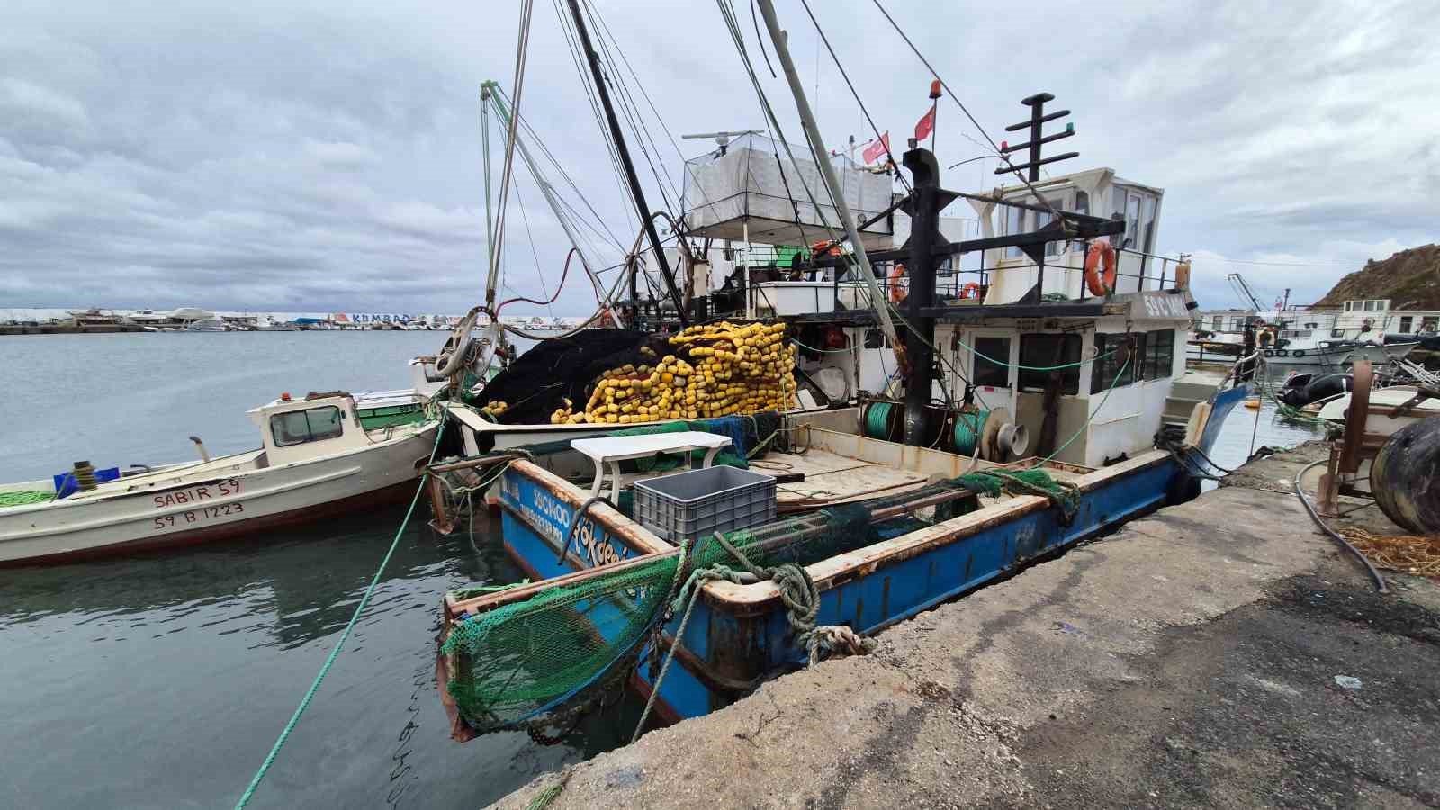 Poyraz balık&ccedil;ıları limana d&ouml;nd&uuml;rd&uuml;
