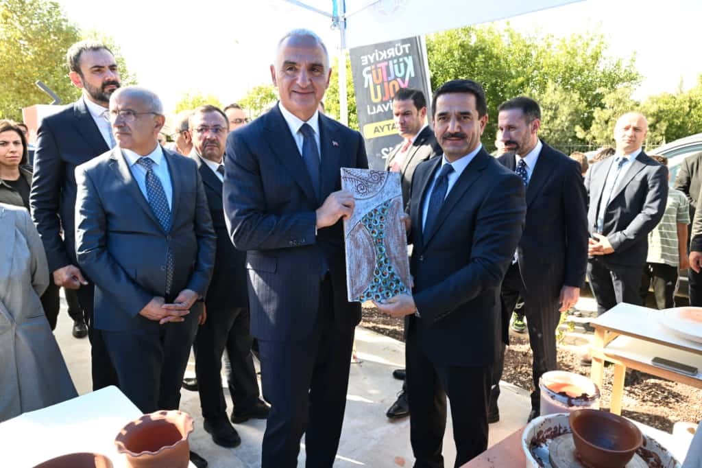 Bakan Ersoy, Battalgazi&rsquo;nin seramik eserlerini inceledi
