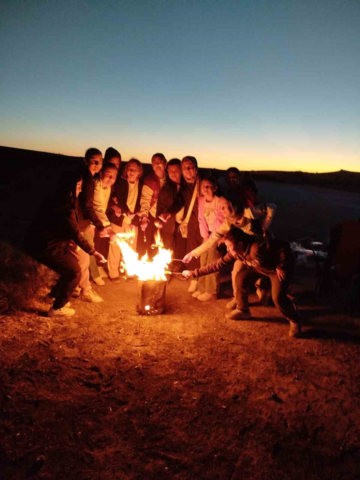 Ortaokul &ouml;ğrencileri Meke Krater G&ouml;l&uuml;&rsquo;nde Ay ve Sat&uuml;rn&rsquo;&uuml; g&ouml;zlemledi
