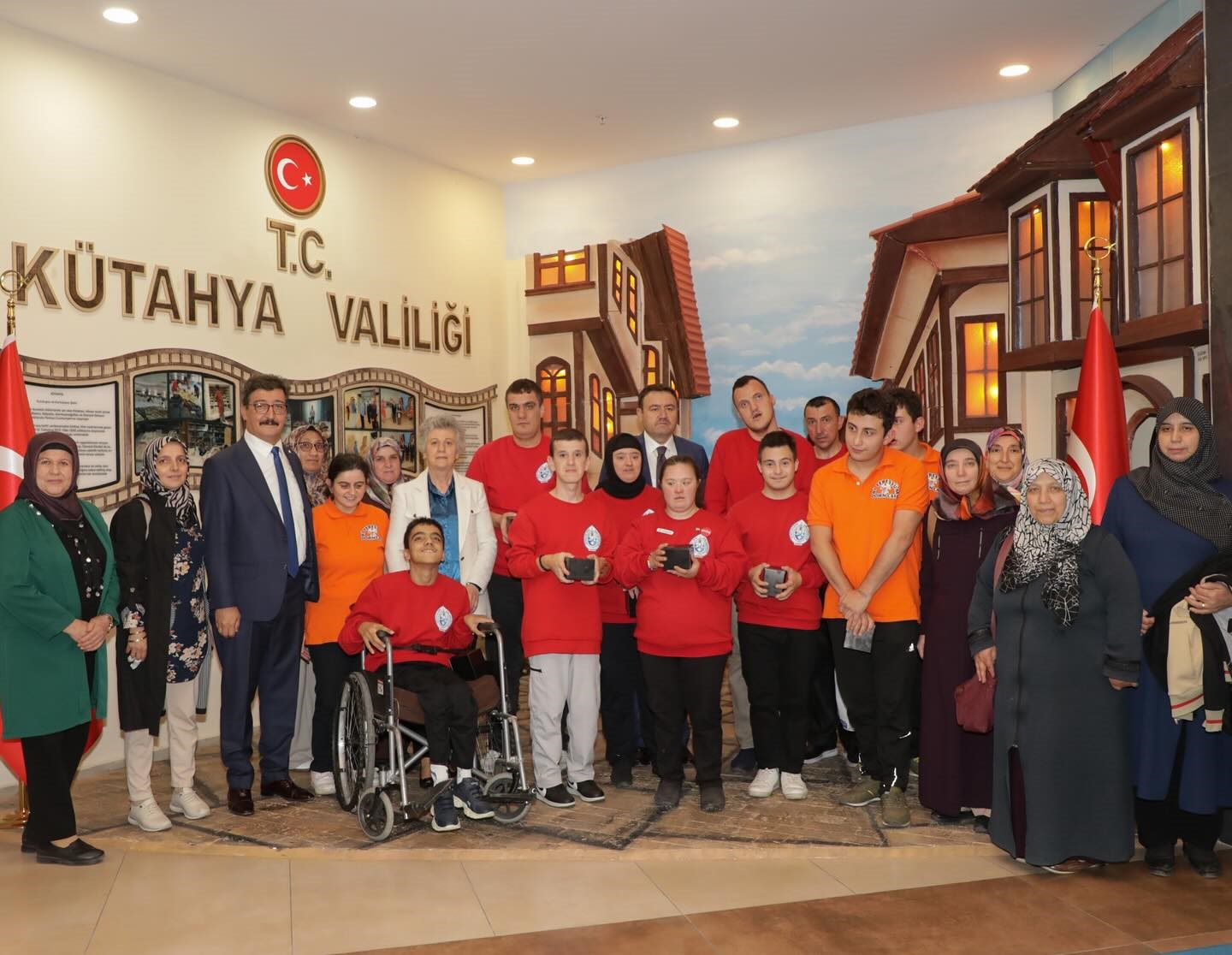 K&uuml;tahya Valisi Işın, Down Sendromlu &ccedil;ocuklar ve ailelerini kabul etti
