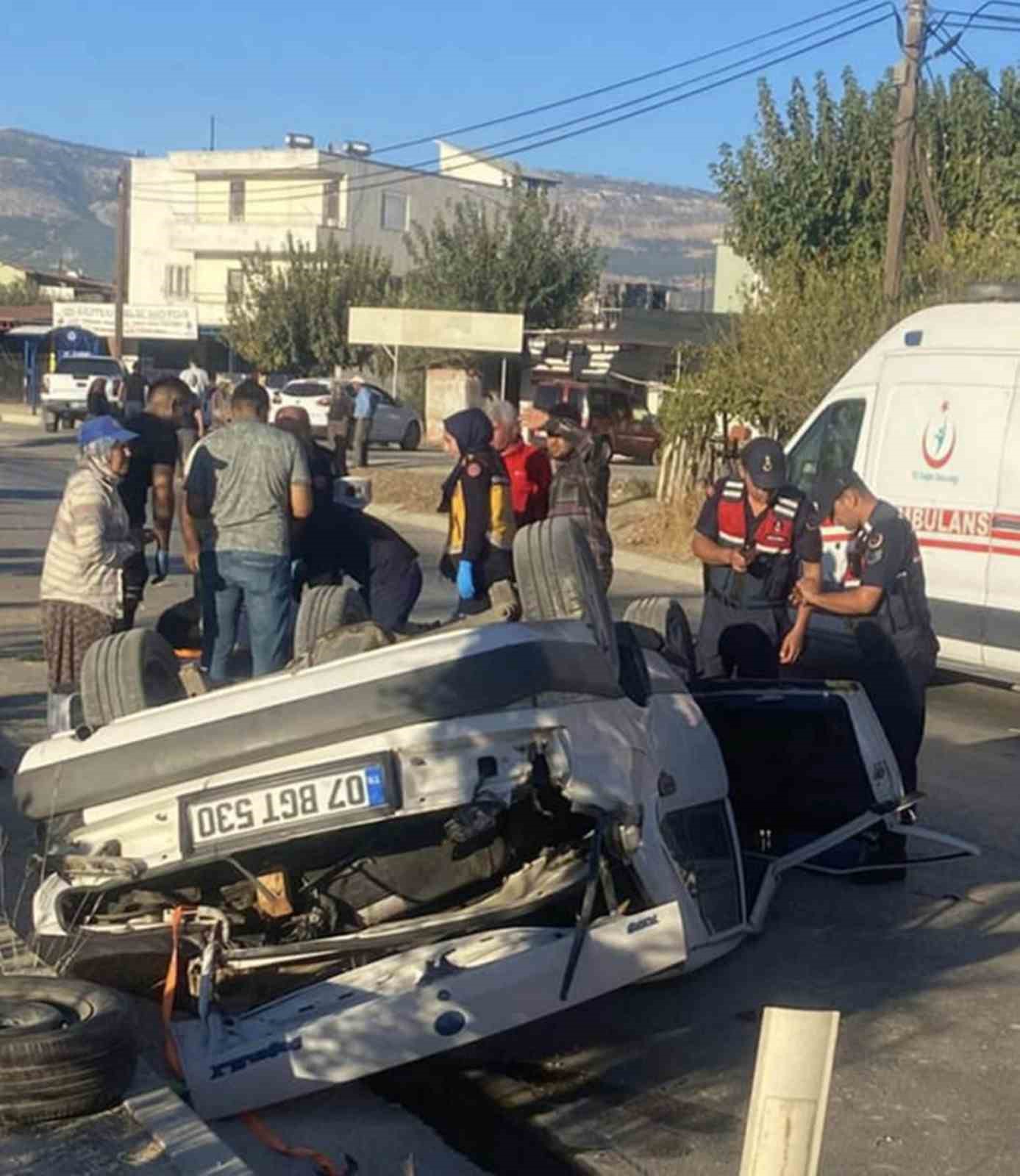 Tofaş hurdaya döndü: 2 yaralı