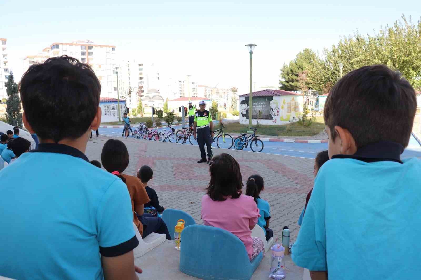 Siirt&rsquo;te &ccedil;ocuklar trafik kurallarını eğlenerek &ouml;ğreniyor
