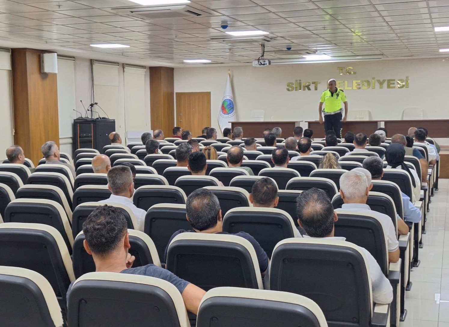 Siirt’te toplu taşıma şoförlerine trafik güvenliği eğitimi verildi