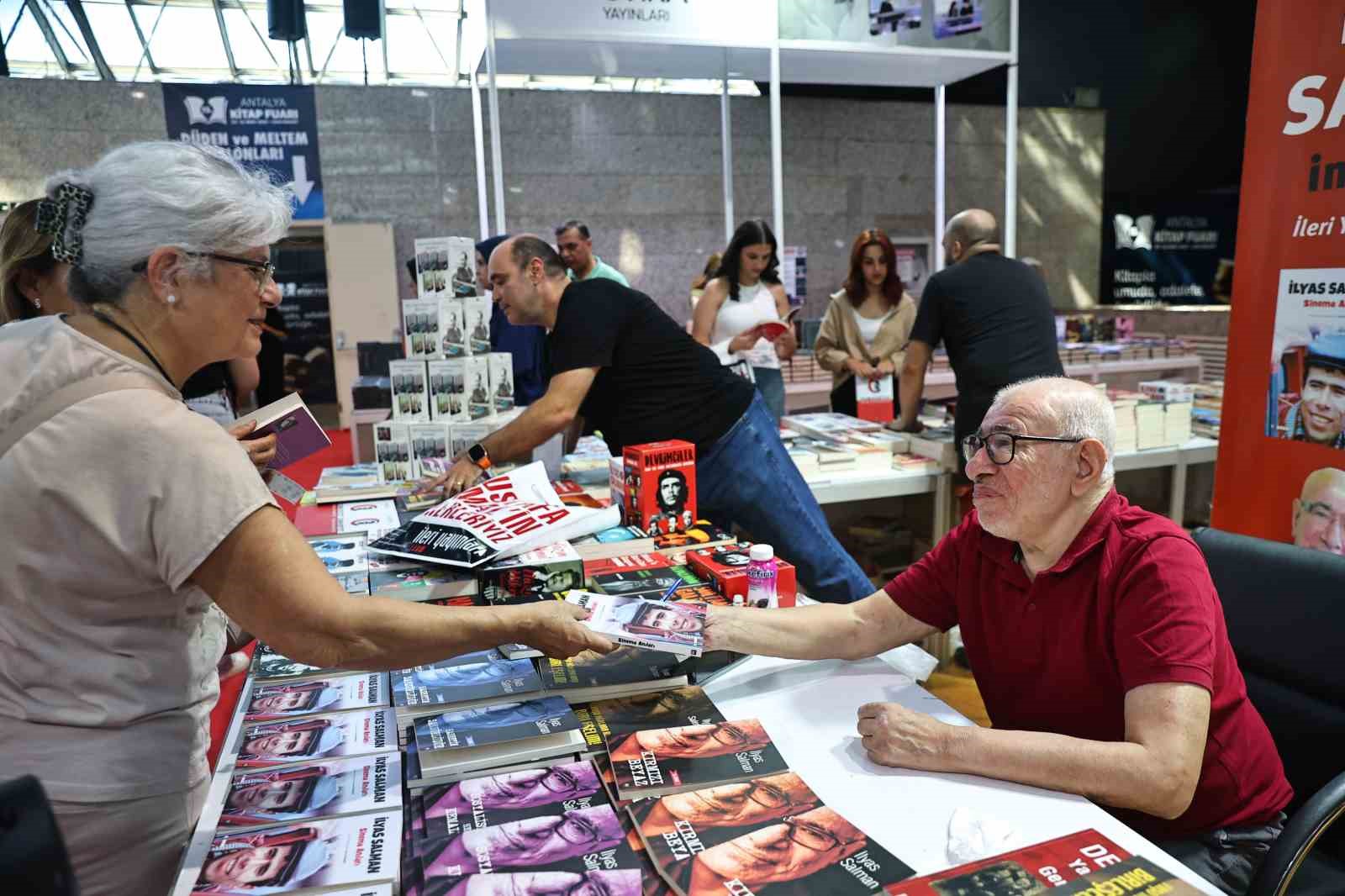 Kitap tutkunları Antalya Kitap Fuarı&rsquo;nda buluşmaya devam ediyor
