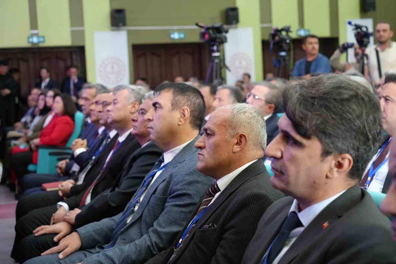 Bakan Tekin: "Biz b&uuml;y&uuml;k bir camiayız"
