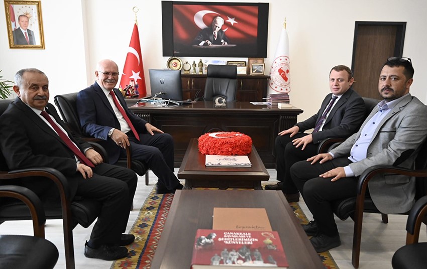 Rekt&ouml;r Savaş, Eşme MYO akademisyenleri ve &ouml;ğrencileri ile buluştu
