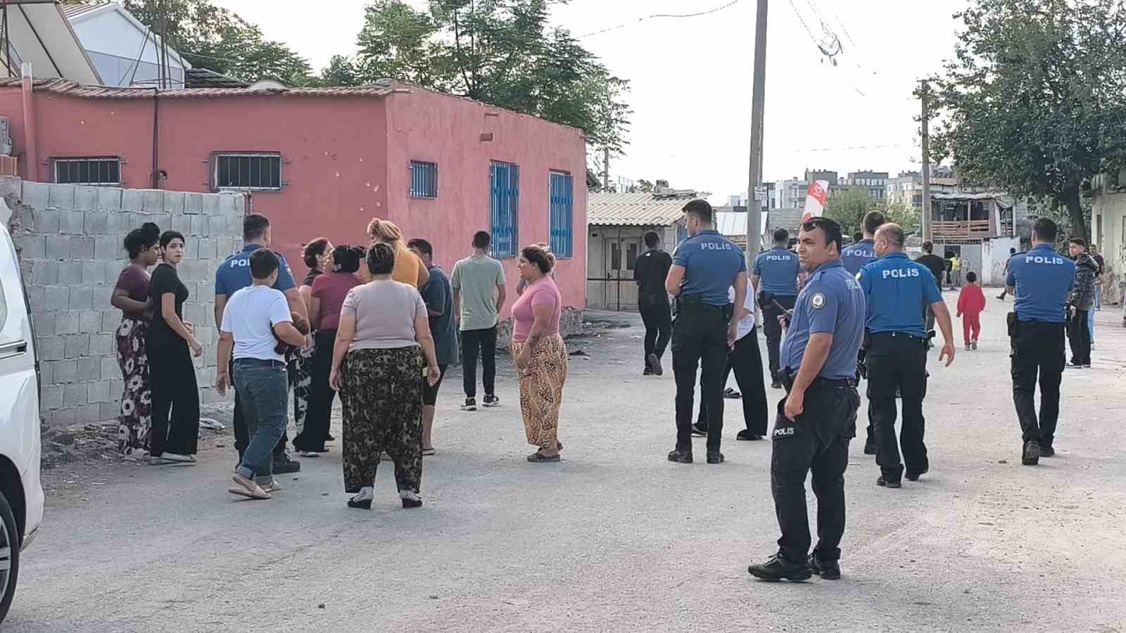 Akrabalar arasında tehlikeli araç kullanma tartışması silahlı kavgaya döndü: 2 yaralı