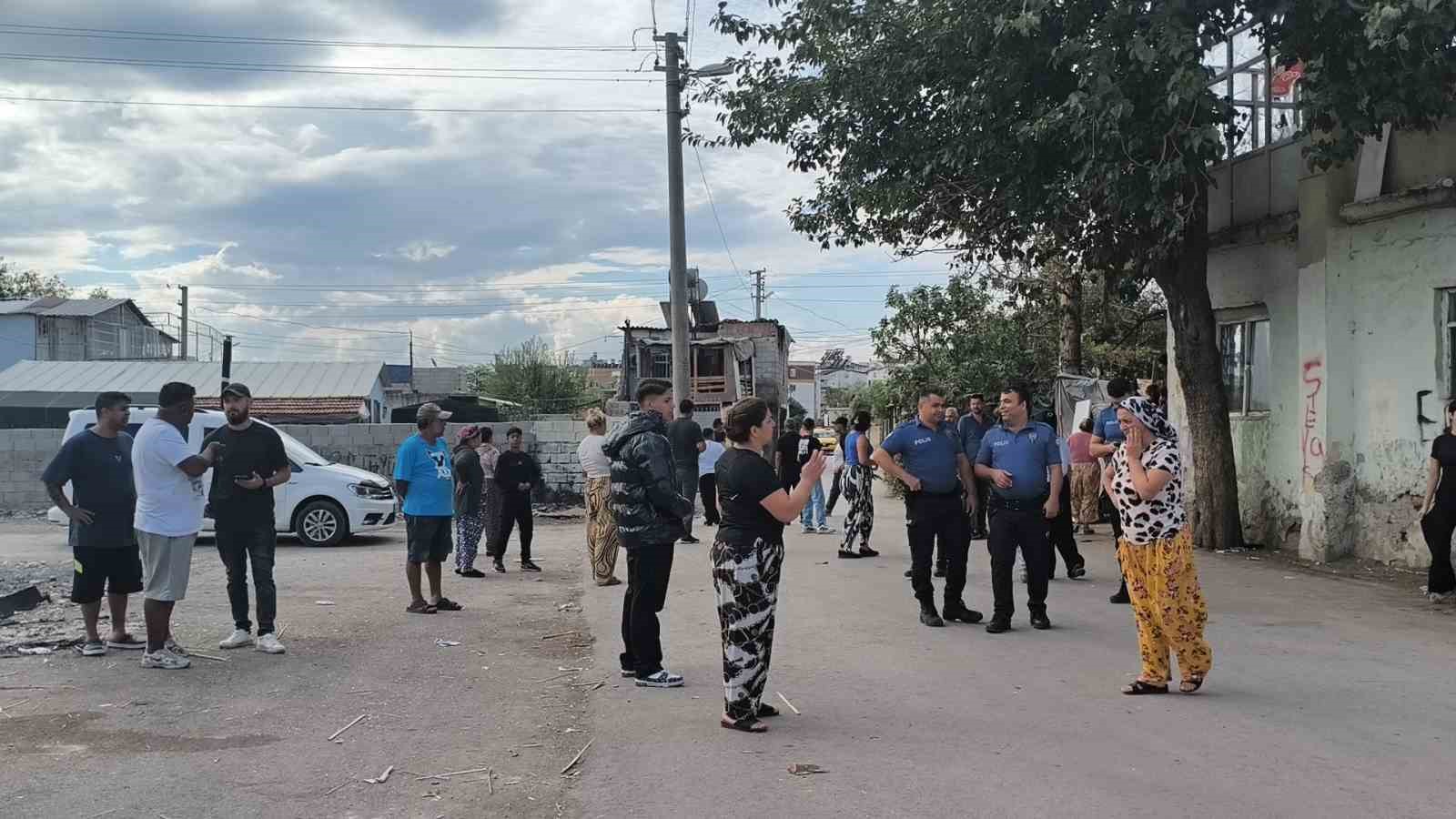 Akrabalar arasında tehlikeli araç kullanma tartışması silahlı kavgaya döndü: 2 yaralı