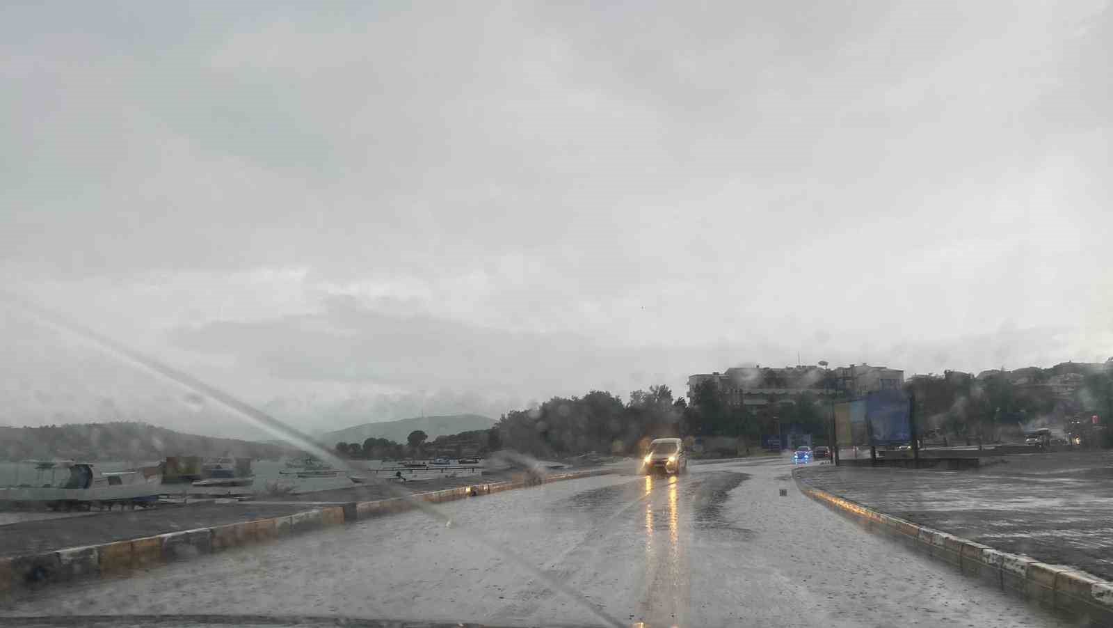 Ayvalık&rsquo;ta metrekareye 42 kg yağmur d&uuml;şt&uuml;
