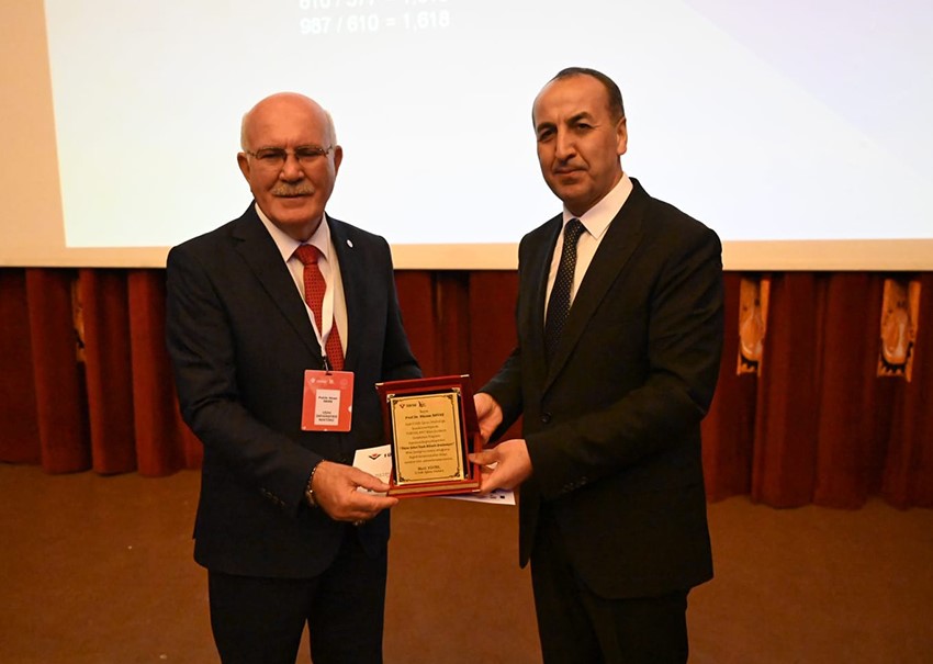 Rektör Savaş, gençlere "Geçmişten Günümüze Matematiğin Serüveni"ni anlattı