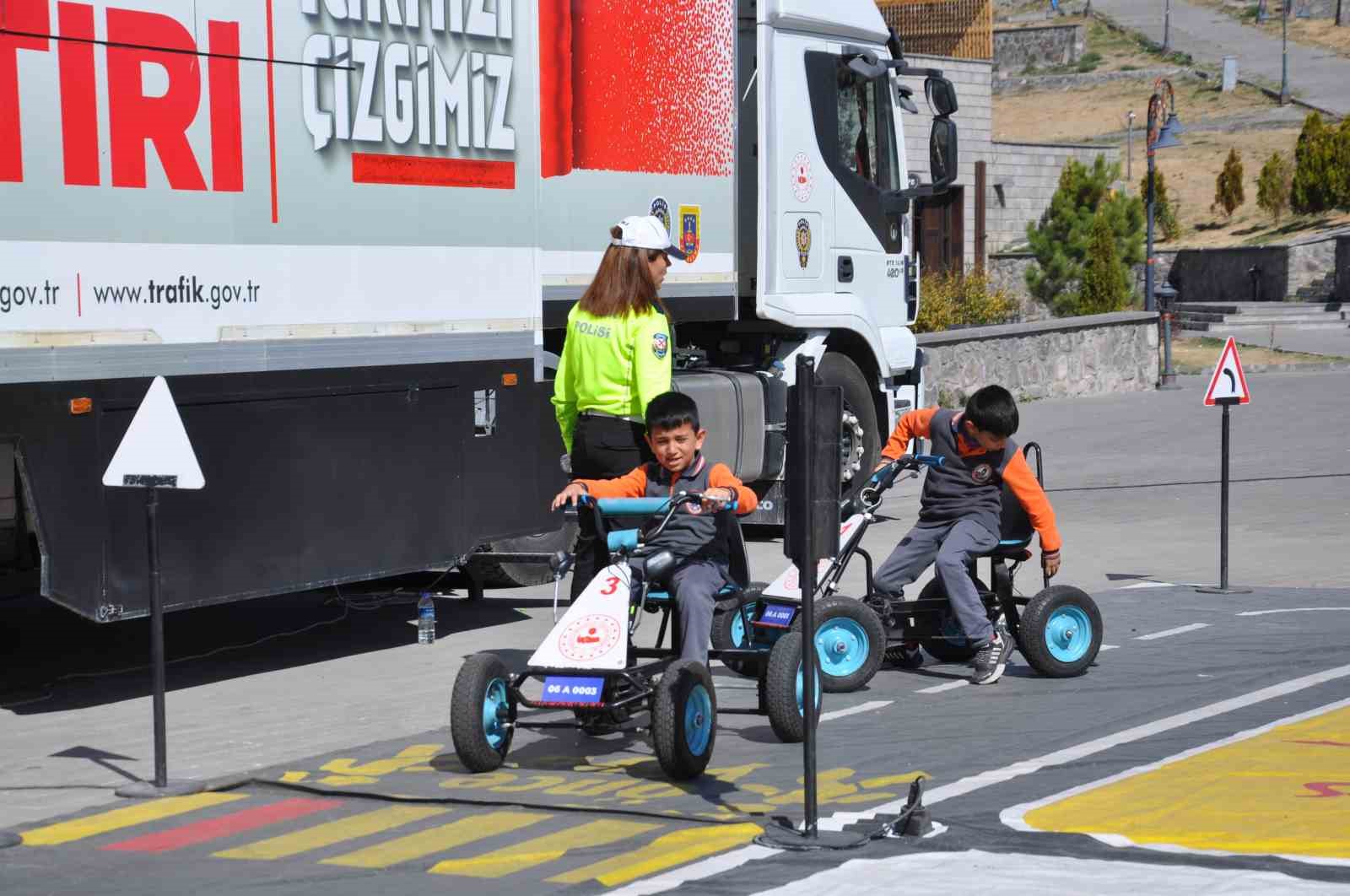Mobil trafik eğitim tırı Kars’ta