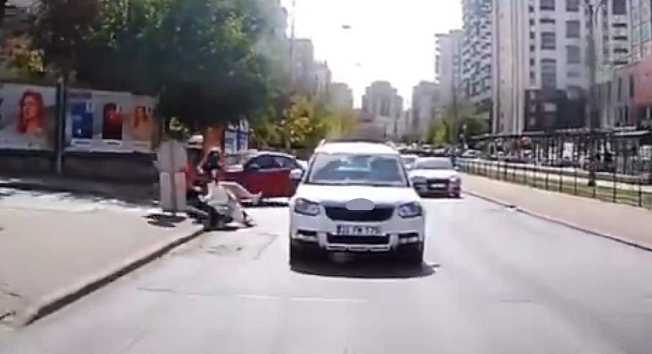 Otomobilin ani manevrası motosikletli kuryeyi hayattan koparıyordu: O anlar araç kamerasında