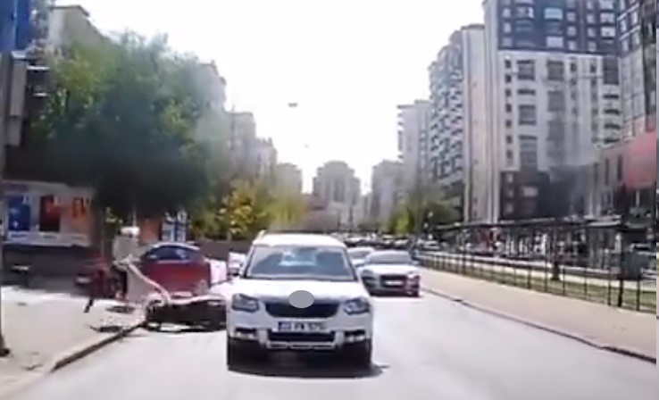 Otomobilin ani manevrası motosikletli kuryeyi hayattan koparıyordu: O anlar ara&ccedil; kamerasında
