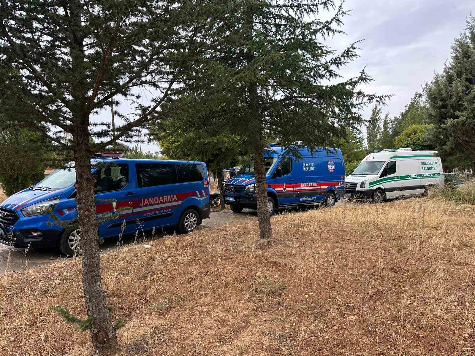 Uşak&rsquo;ta iki cenaze karıştı: Yanlış defin sonrası mezar a&ccedil;ıldı
