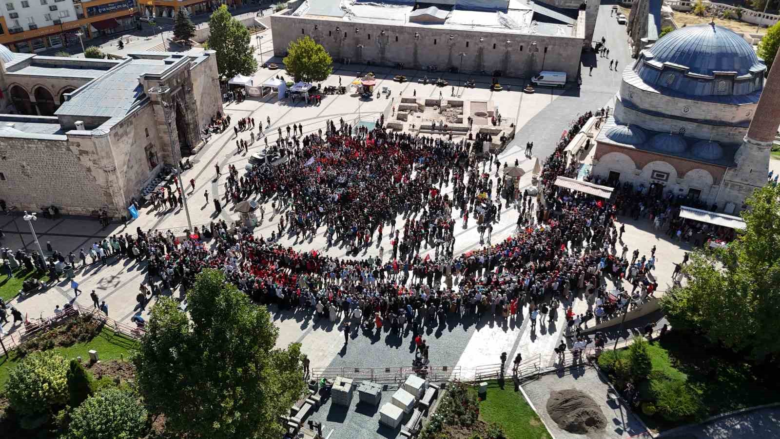 Sivaslı öğrenciler Gazze için tek vücut oldu