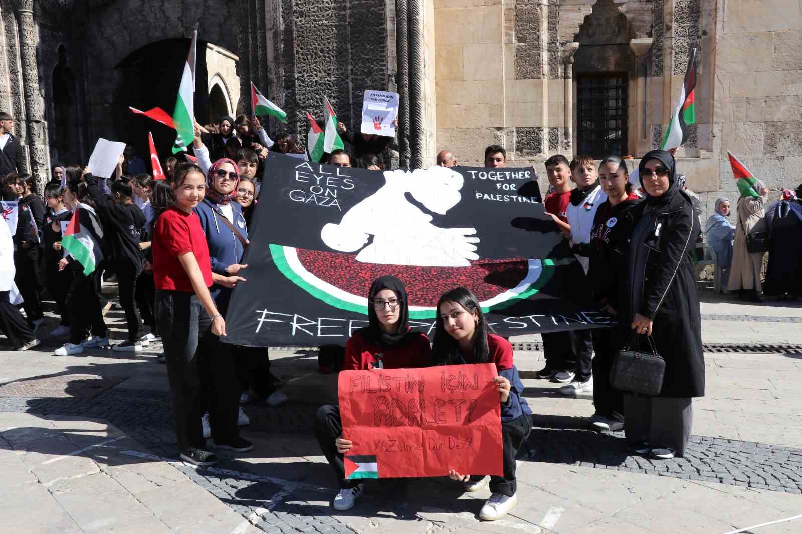 Sivaslı &ouml;ğrenciler Gazze i&ccedil;in tek v&uuml;cut oldu
