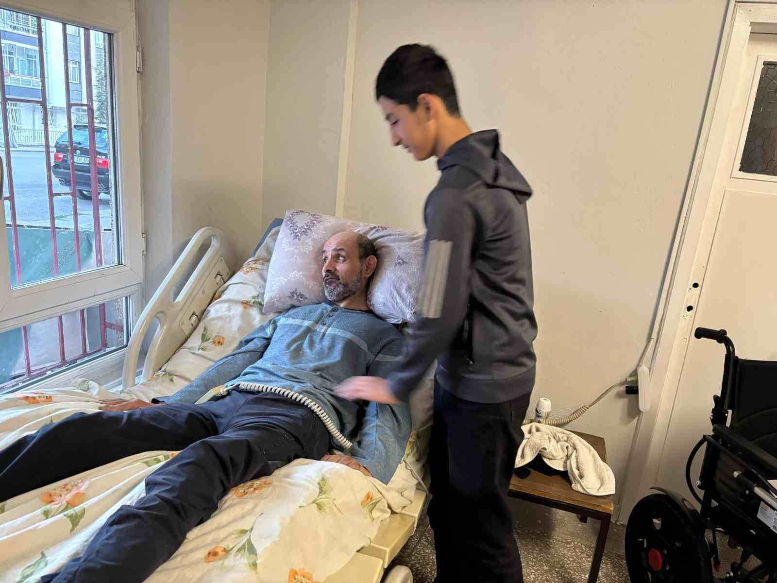 Polis memuru Şahin, yardıma muhtaç ailenin ihtiyaçlarını karşılıyor