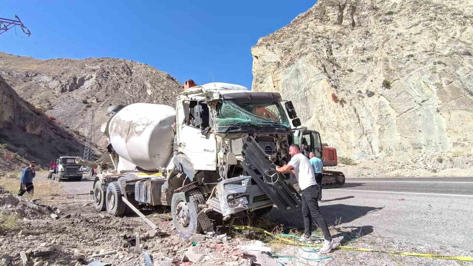 Erzurum-Artvin karayolunda kaza: Beton mikseri devrildi
