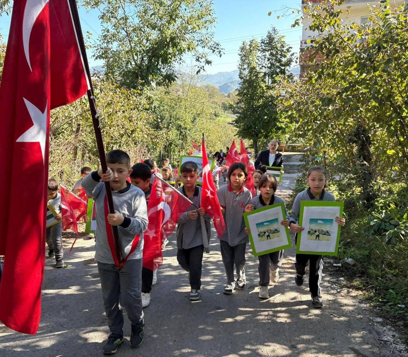 Çatalpınar’da minik yüreklerden Filistin’e barış çağrısı