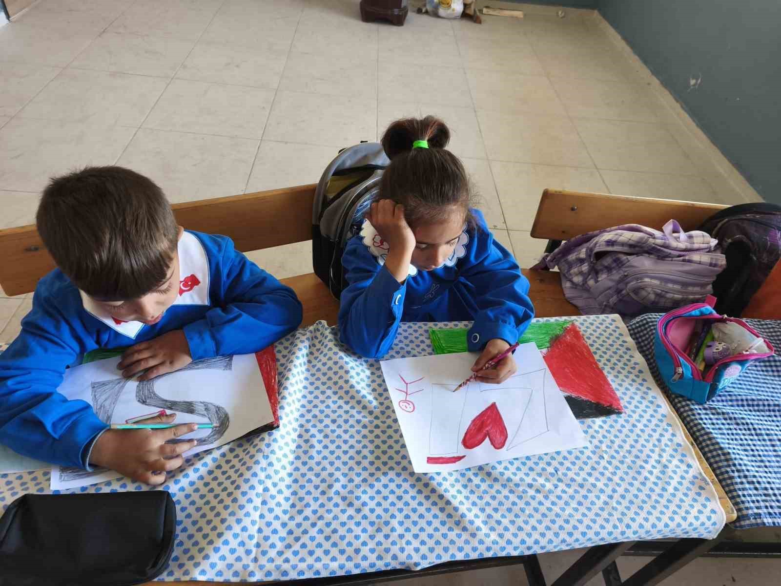 Bir tahta sıra, bir dünya vicdanı: Minik ellerden Filistin&rsquo;e destek