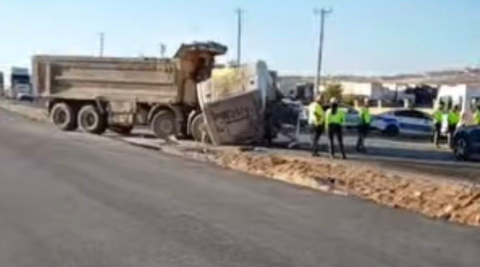 Feci kaza kamerada: Tır ile kafa kafaya çarpışan kamyonun sürücüsü öldü
