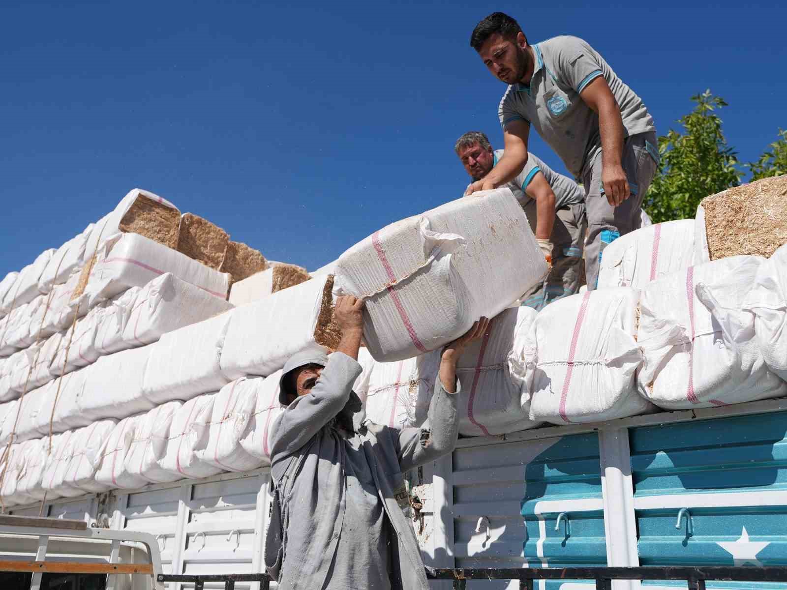 Yangın mağduru çiftçiye yem ve saman desteği sağlandı