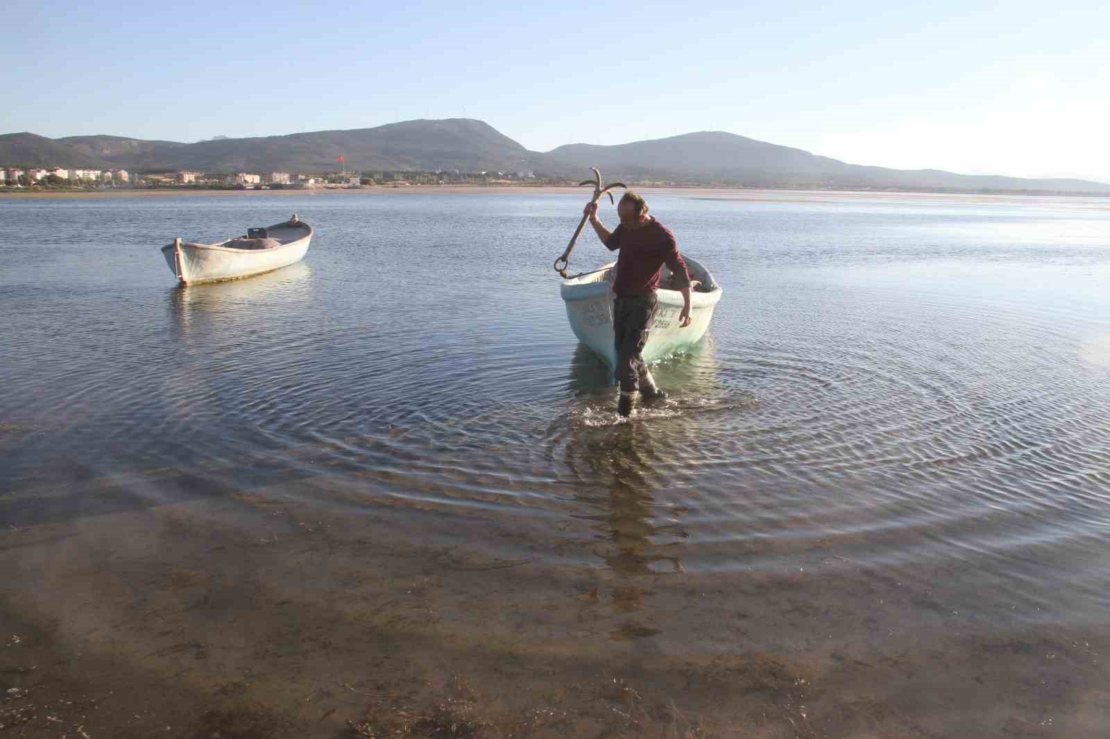 Balık&ccedil;ıların ağ attığı kuruyan g&ouml;ldeki toprak par&ccedil;alarında şimdi y&uuml;r&uuml;y&uuml;ş yapılıyor
