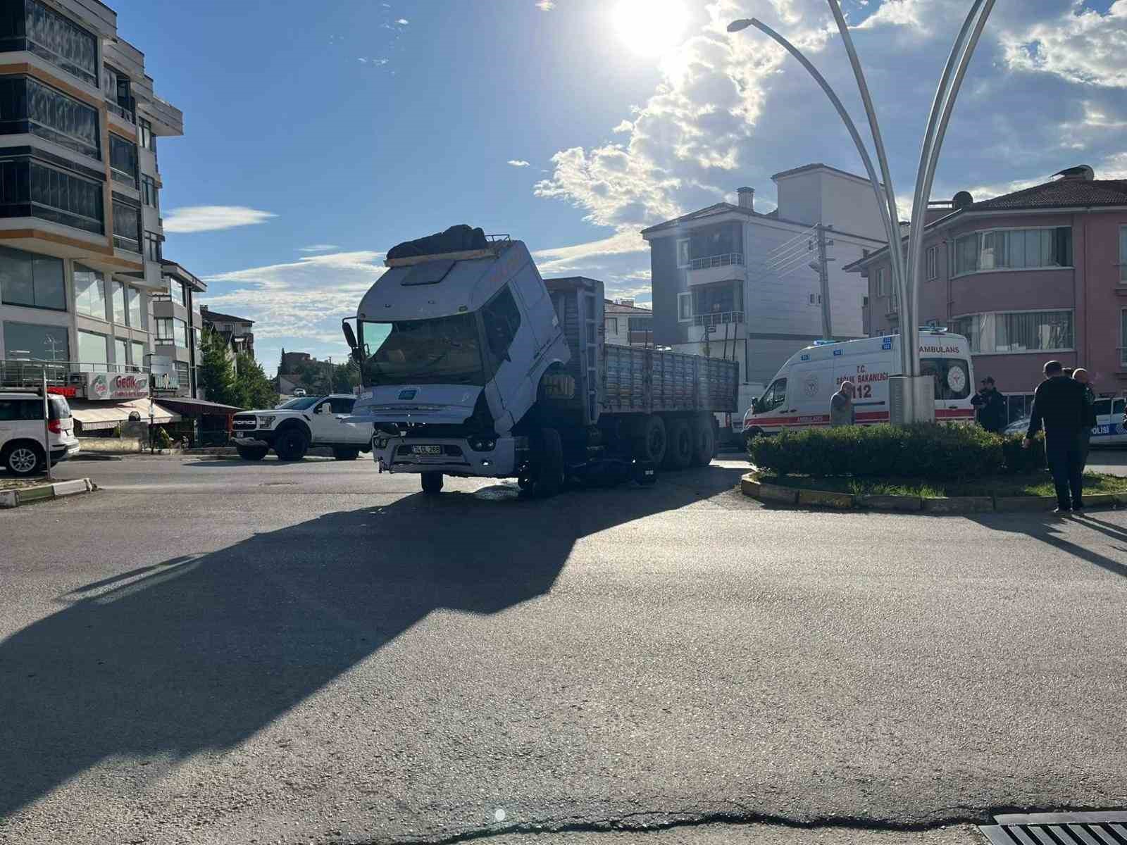 Motosiklet kamyonun altına girdi, sürücü kazayı hafif atlattı