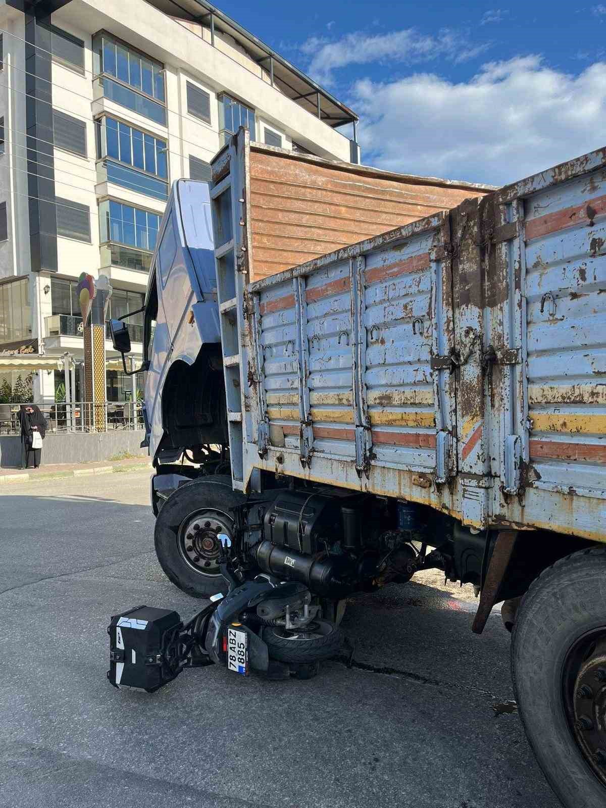 Motosiklet kamyonun altına girdi, s&uuml;r&uuml;c&uuml; kazayı hafif atlattı
